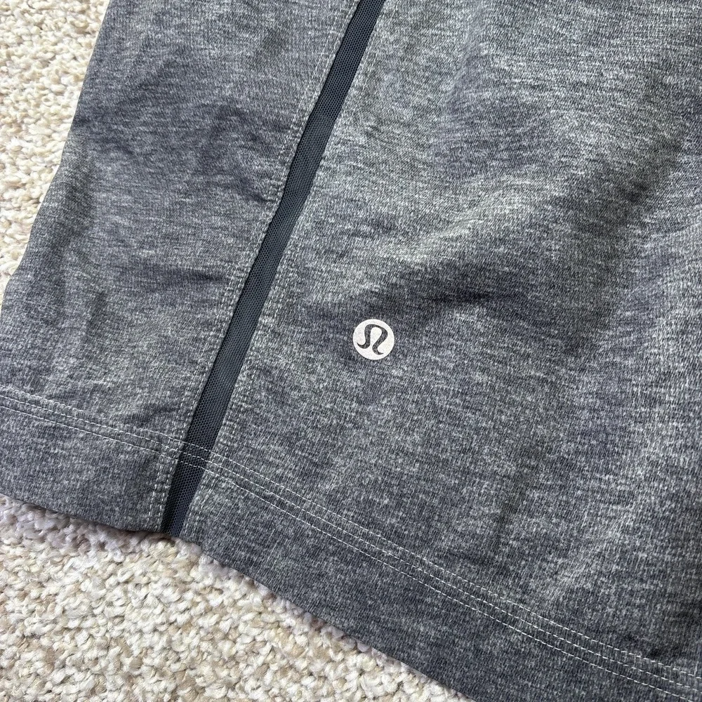 Lululemon Shorts Mens Large Gray Lined‎ Running Training Athletic Gym 9 Inseam